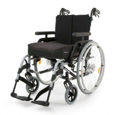 Invalidní vozík s brzdami pro doprovod Invalidní vozík s brzdami pro doprovod foto